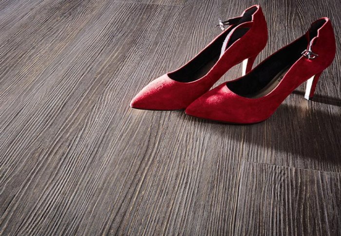 Vinylboden mit roten Schuhen in Detailansicht
