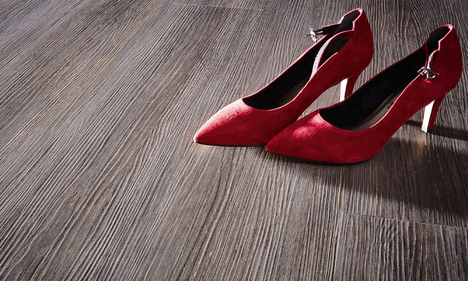 Vinylboden mit roten Schuhen